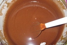 Шаг 2: Шоколад наломать на небольшие кусочки. …