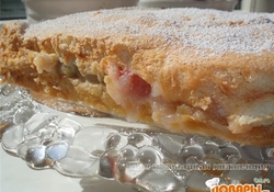 Рецепт: Пирог на песочной основе с ревенем и бисквитом