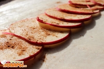 Шаг 5: Выкладываем яблоки в самый центр …