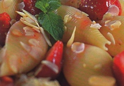 Салат из «ракушек» с клубникой  