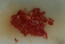 Шаг 3: Помидор режем вдоль на дольки, …