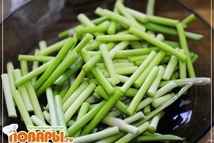 Шаг 3: Пока мясо жарится- тушится можно …