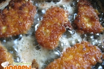 Шаг 4: Курочку обмакнуть в кряр, обвалять …