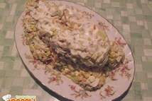 Шаг 2: Яйца отварить, очистить, отделить белки …