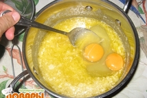 Шаг 3: В кастрюлю с маслом и …