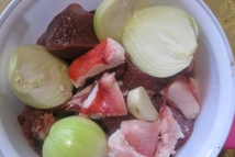 Шаг 1: Мясо, сало, лук и чеснок …