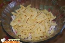 Шаг 2: Все ингредиенты выложить в салатник …