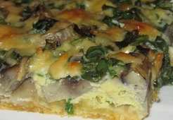 Открытый пирог с грибами и зеленым луком