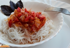 Пьяные спагетти с рисовой лапшой