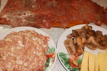 Шаг 2: Куриный фарш посолить, поперчить по …