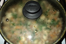 Шаг 5: Поперчить, добавить мелко порезанный чеснок, …