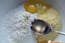 Шаг 2: добавляем растительно масло, 1 яйцо, …