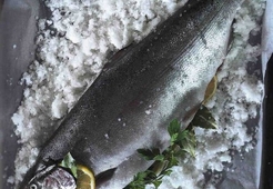 Рыба с лимонами, запеченная в соли  