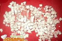 Шаг 3: Далее очищаем и режем крабовые …