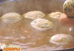 Куриный суп с лимоном и кориандровыми клецками