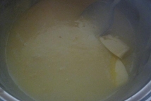 Шаг 3: Дать немного остыть, добавить сливочное …