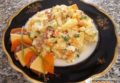 Салат «Витражный» с копченостями и горчицей