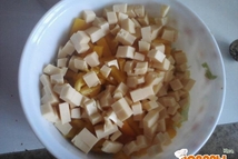 Шаг 3: Сыр нарезать кубиками и высыпать.