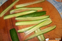 Шаг 7: Теперь готовим украшение. Огурцы разрезаем …