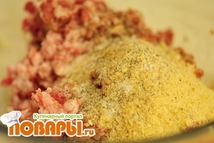 Шаг 2: В отдельной посуде соединить фарш, …