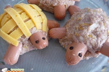 Шаг 3: Делаем также "хвостик", разрезая полсосиски …