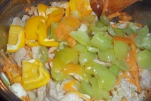 Шаг 3: Залить овощи и мясо томатной …