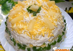 Салат с курицей и ананасом