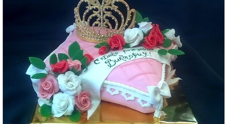 Подушка с диадемой и цветами