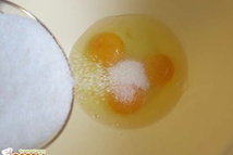 Шаг 2: Делаем бисквитное тесто: разбиваем 3 …