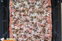 Шаг 6: Сверху на соус выкладываем нарезаный …