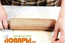 Шаг 2: Готовое тесто раскатать в пласт, …