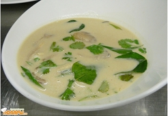 Кокосовый суп с грибами и куриной грудкой