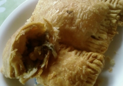 Рецепт: Слоеные пирожки с начинкой из щавеля и...