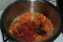 Шаг 2: Когда лук станет мягким, добавляем …