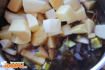 Шаг 5: Солим бульон, засыпаем картофель и …