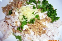 Шаг 2: Вареную курицу обжарить, затем пропустить …