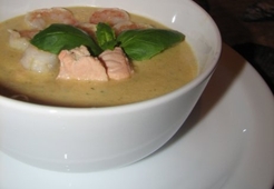 Крем-суп с семгой и креветками