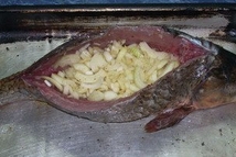 Шаг 2: Репчатый лук шинкуем тонкими полукольцами, …