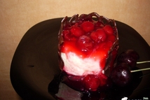 Шаг 5: Форму с застывшим суфле опускаем …