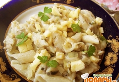 Фетучини под сливочным соусом с грибами и кабачками