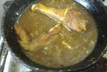 Шаг 4: Пока обжаривается мясо, нарежем луковицу. …