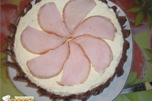 Шаг 7: Бока торта выкладываем колбасой в …