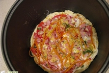 Шаг 5: Смазываем основу кетчупом, укладываем все …