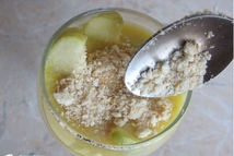 Шаг 8: Сверху немного посыпаем оставшимися крошками …