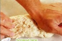 Шаг 4: Переместите тесто на рабочий стол, …