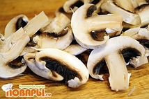 Шаг 2: Грибы порезать по форме, шириной …