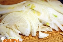 Шаг 1: Лук почистить, помыть, порезать полукольцами.