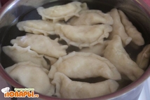 Шаг 5: Отвариваем вареники в подсоленной кипящей …