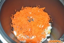 Шаг 2: Натираем на крупной терке морковь …