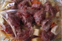 Шаг 2: Выложить в рукав, добавить мясо, …